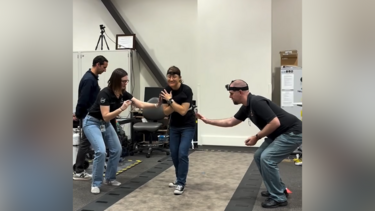 Christina Koch mostra exercícios para voltar a adaptar-se à gravidade após missão à Lua 