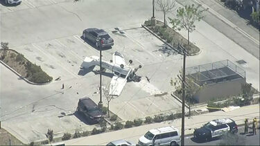 Avioneta despenha-se em parque de estacionamento em Los Angeles 
