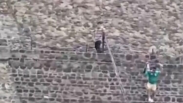 O momento em que homem armado dispara contra turistas nas pirâmides de Teotihuacán no México 