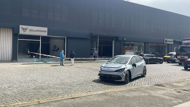 Assaltantes partem montra de stand e roubam carro no Porto