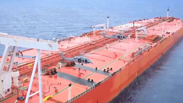 Vídeo mostra forças americanas a abordarem petroleiro ligado ao Irão no oceano Índico 