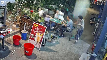 Mulher escapa por segundos de ser atingida por ar condicionado que cai de prédio na China