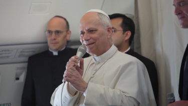 Papa Leão XIV presta homenagem a Papa Francisco no primeiro aniversário da morte do ex-líder da Igreja Católica