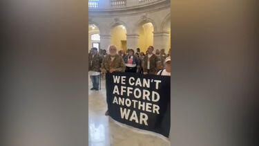 Dezenas de veteranos de guerra detidos em Washington D.C. em protesto pacífico contra guerra no Irão 