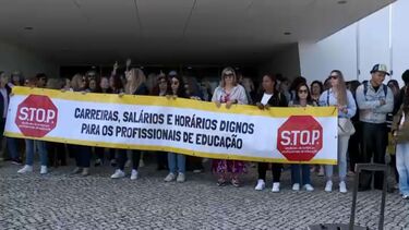 Dezenas de professores em protesto contra existência de amianto nas escolas do Seixal