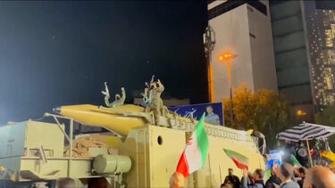 Irão exibe o que parecem ser mísseis balísticos durante manifestação em Teerão