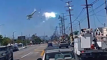 O momento em que avioneta embate em poste de alta tensão e se despenha em Los Angeles