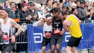 Atleta cai exausto perto da meta na Maratona de Boston e colegas param para o ajudar 