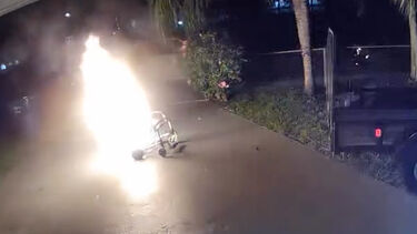 Cadeira de rodas elétrica explode à porta de casa na Florida 