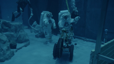 Astronauta da NASA treina caminhada lunar debaixo de água  