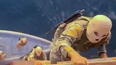 Imagens divulgadas pela Guarda Revolucionária iraniana mostram soldados a intercetarem navios no Estreito de Ormuz