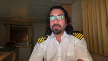 “Há 54 dias que estamos aqui retidos”: capitão de navio parado no Estreito de Ormuz descreve tensão a bordo