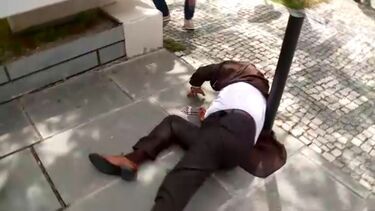 Luís Filipe Vieira cai à porta do Tribunal após ser absolvido no caso 'Saco Azul'