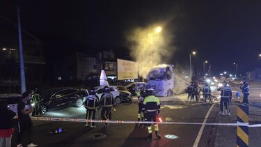 Camião despista-se, abalroa cinco carros e incendeia-se em Barcelos