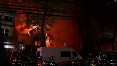 Imagens mostram incêndio de grandes dimensões em igreja centenária em Nova Iorque