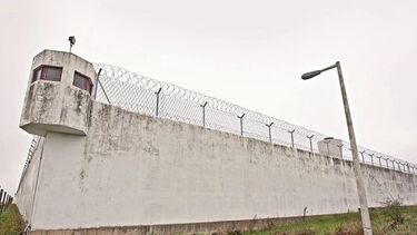 Traficantes dão mil euros e droga a preso já com saídas precárias