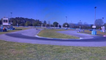 Vídeo mostra momento em que piloto de 68 anos espanca outro de 17 que o ultrapassou em prova de karting