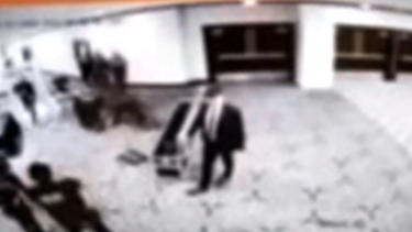 Imagens de videovigilância mostram momento em que atirador tenta entrar no jantar de correspondentes da Casa Branca