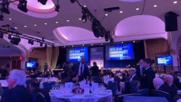 Imagens mostram convidados a refugiarem-se debaixo das mesas após homem armado invadir jantar da Casa Branca 