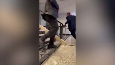 Imagens mostram forte mobilização policial após homem armado invadir jantar da Casa Branca