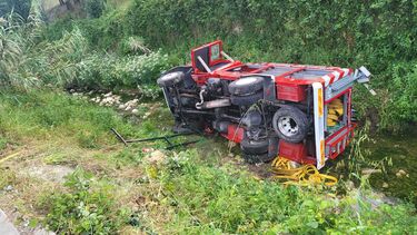 Camião dos Bombeiros de Arruda dos Vinhos cai a curso de água após combater incêndio provocado por explosão