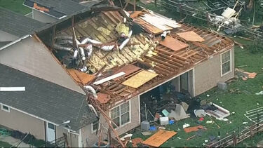 Telhados destruídos e vidros partidos: as consequências deixadas pelos tornados que atingiram o Texas 
