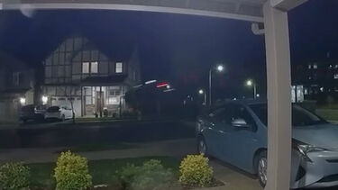 Camião ‘voa’ contra moradia nos EUA. Casal e três filhos estavam em casa 