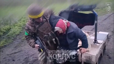  Idosa resgatada de zona de combate por veículo robotizado na Ucrânia