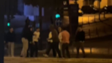 O momento em que iraquiano é agredido em Lisboa por grupo de 20 jovens após participar nas comemorações do 25 de Abril