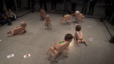 Instalação com cães robôs com os rostos de Musk, Zuckerberg e Bezos tornou-se viral. O artista explica a obra