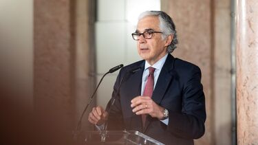 Aguiar Branco acumula salário e pensão. Presidente da Assembleia da República ganha 13 mil euros mensais