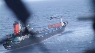 Imagens mostram militares dos EUA a abordar navios comerciais suspeitos no bloqueio ao Irão