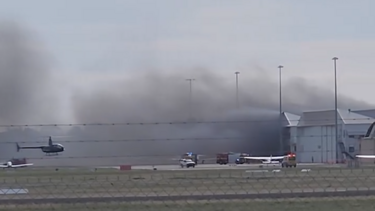 Dois mortos e vários feridos após avião colidir com hangar de aeroporto na Austrália
