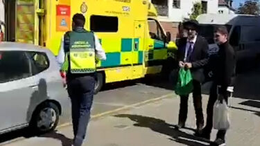 Imagens mostram aparato no local onde duas pessoas foram esfaqueadas junto a sinagoga em bairro judeu em Londres