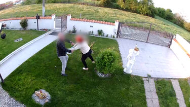Homem invade casa da tia, agride-a a soco e momento fica registado nas câmaras de vigilância