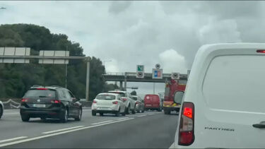 Carro de bombeiros a passar apaga incêndio em automóvel