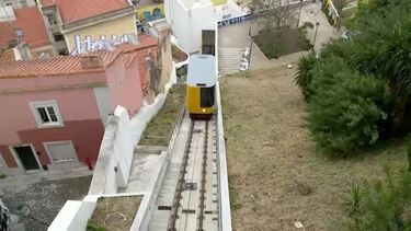 As imagens do primeiro percurso do Funicular da Graça após tragédia que matou 17 pessoas