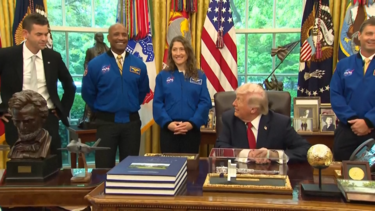 “O presidente pode participar numa destas missões?”: Trump brinca com ida à Lua em visita de astronautas à Casa Branca