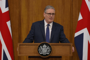 “Estou farto de ver as vossas contas de energia a oscilar”: Starmer anuncia medidas do Reino Unido para a crise energética  