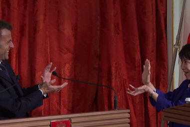 Emmanuel Macron e Sanae Takaichi despedem-se com um golpe de ‘Dragon Ball’