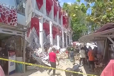 Sismo de magnitude 7.4 provoca pânico e danos em edifícios na Indonésia 