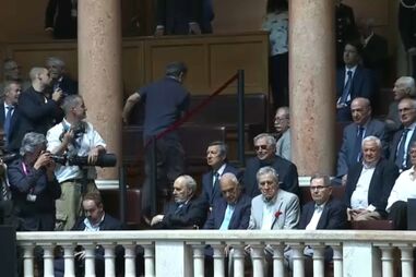 O momento em que deputados constituintes saem do Parlamento durante discurso de Ventura  