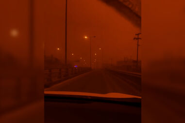 Tempestade de poeira do Saara deixa céu de ilha na Grécia completamente pintado de laranja