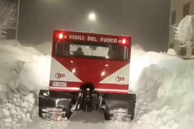 Vídeo mostra condutor rodeado de neve em Itália