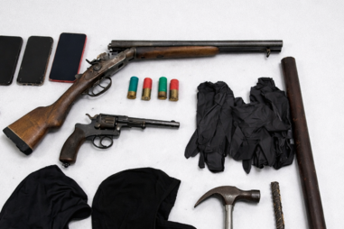 Suspeitos levavam armas e munições no carro.