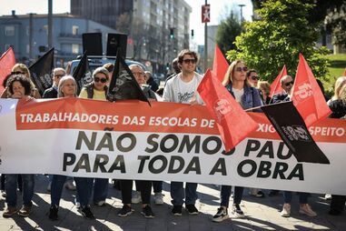 Técnicos escolares protestam em frente à Câmara de Gaia 