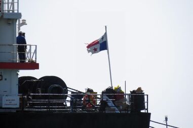 Navio com bandeira do Panamá