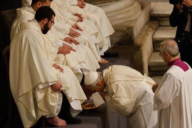 Papa Leão XIV lavou os pés a doze padres de Roma