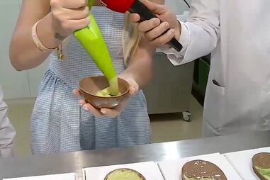 Beatriz Prates recheia um ovo da Páscoa em direto do ‘Olá, Bom Dia!’