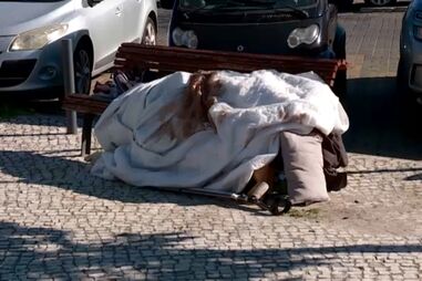 “Tem uma perna em mau estado e um braço partido”: Moradores preocupados com homem que está há 6 dias em banco de jardim